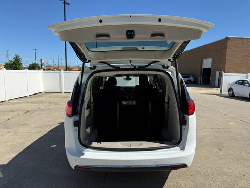 Used 2017 Chrysler Pacifica Touring-L FWD image 12