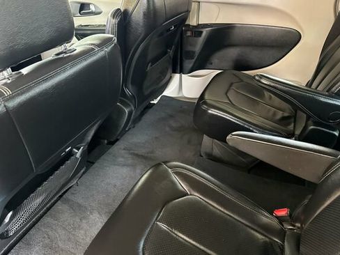 Used 2022 Chrysler Pacifica Touring-L FWD image 9