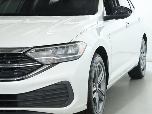 Used 2023 Volkswagen Jetta SE w/ Panoramic Sunroof Package FWD image 4