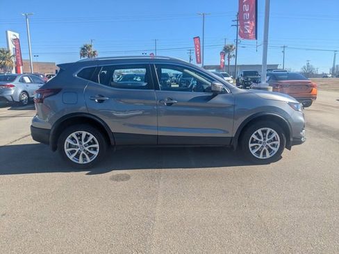 Used 2022 Nissan Rogue Sport SV image 2