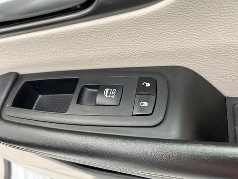 Used 2024 Chrysler Pacifica Touring-L FWD image 40