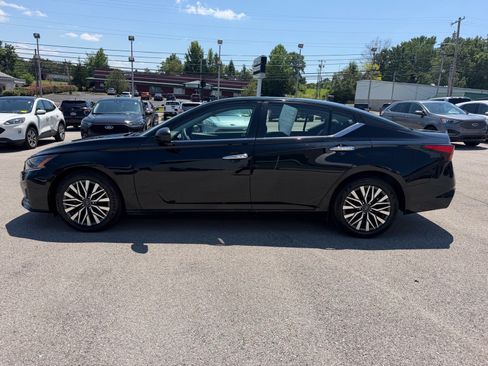 Used 2024 Nissan Altima 2.5 SV FWD image 11