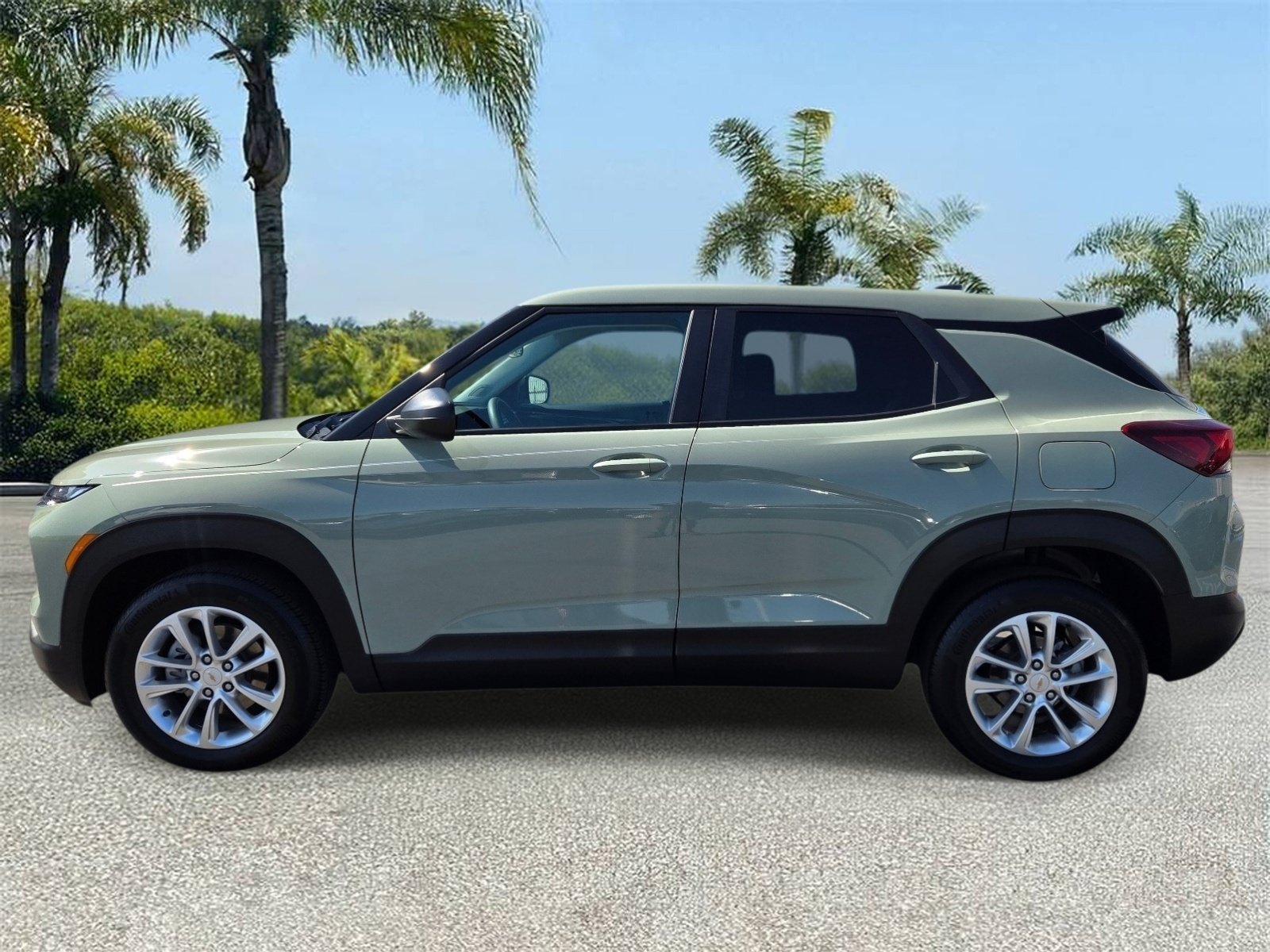 Used 2025 Chevrolet TrailBlazer LS w/ LS Convenience Package FWD image 2