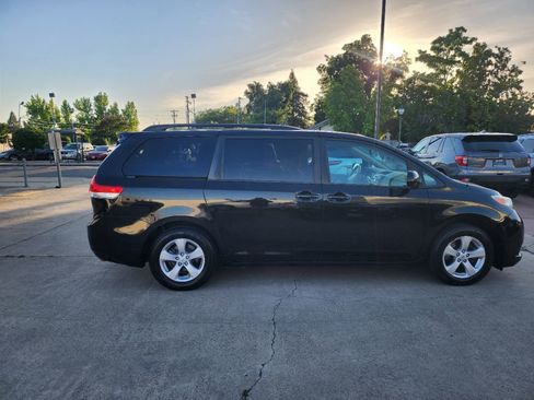 Used 2013 Toyota Sienna LE FWD image 5