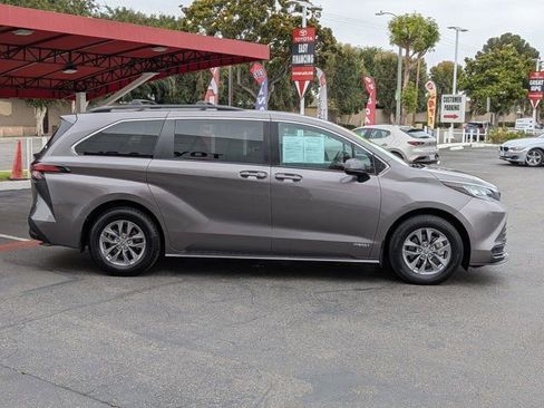 Used 2021 Toyota Sienna LE FWD image 4