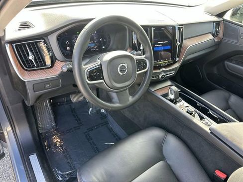 Used 2023 Volvo XC60 B5 Plus image 9