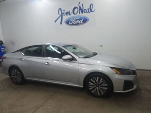 Used 2023 Nissan Altima 2.5 SV FWD image 1