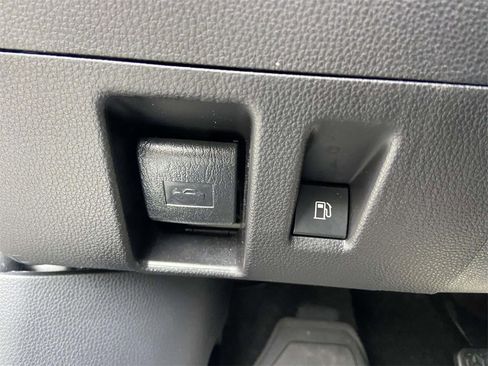 Used 2025 Toyota Highlander XLE image 30