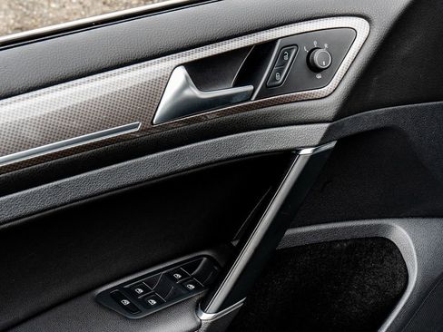 Used 2017 Volkswagen Golf S image 23