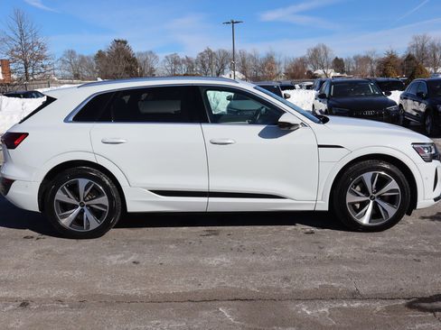 Used 2024 Audi Q8 e-tron Premium Plus w/ Premium Plus Package image 4