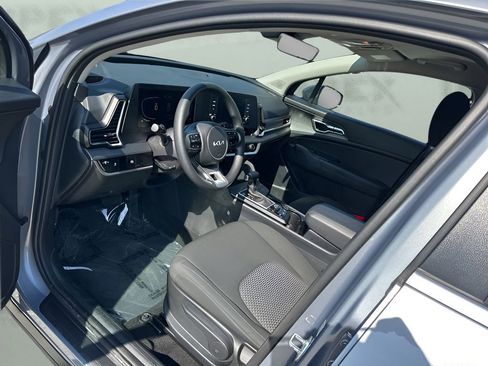 Used 2025 Kia Sportage LX image 9