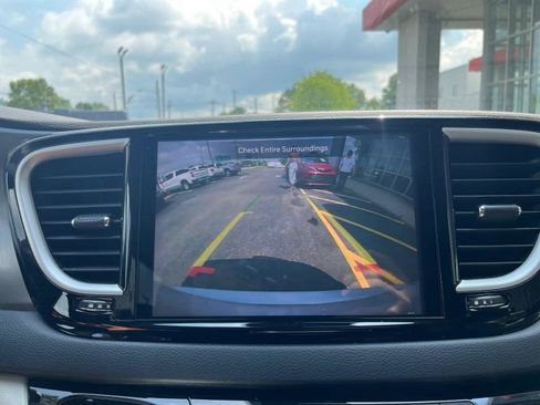 Used 2023 Chrysler Pacifica Touring-L image 22