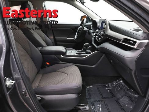 Used 2024 Toyota Highlander LE FWD image 25