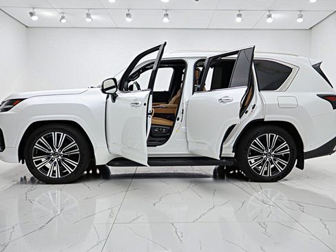 Used 2025 Lexus LX 700h Luxury AWD/4WD image 4