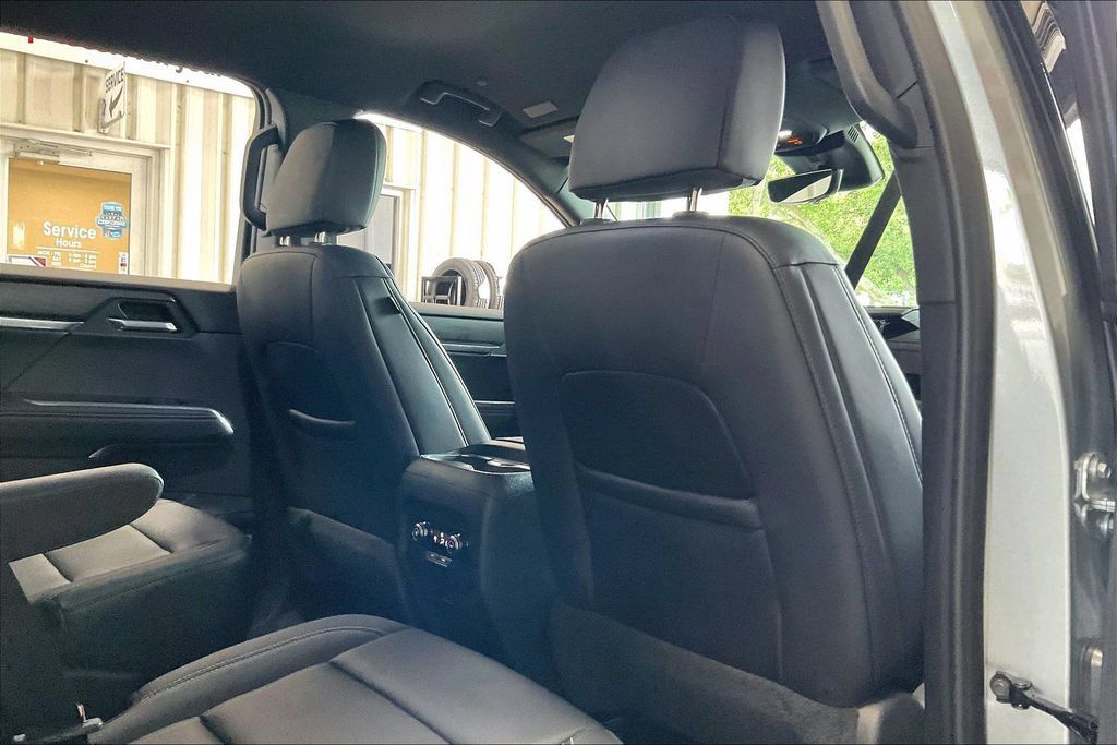 Used 2026 GMC Acadia Elevation w/ Elevation Premium Package FWD image 22