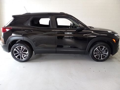 Used 2025 Chevrolet TrailBlazer LT FWD image 2