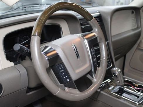Used 2015 Lincoln Navigator 2WD image 12
