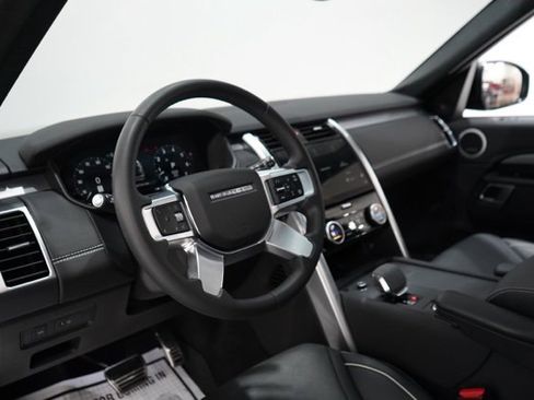 Used 2024 Land Rover Discovery Dynamic SE image 14