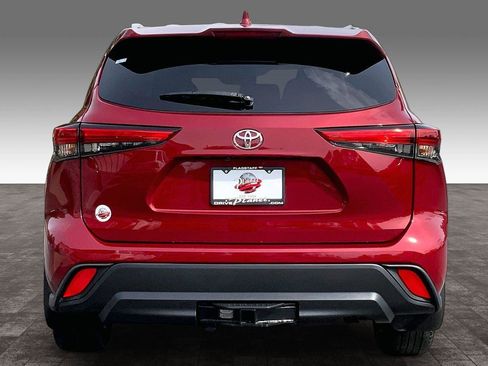 Used 2022 Toyota Highlander XLE image 4
