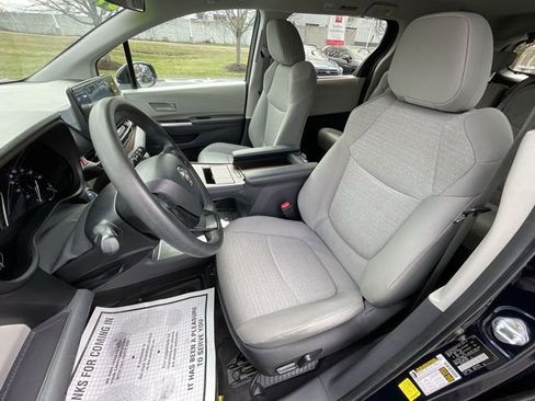 Used 2024 Toyota Sienna LE AWD/4WD image 14