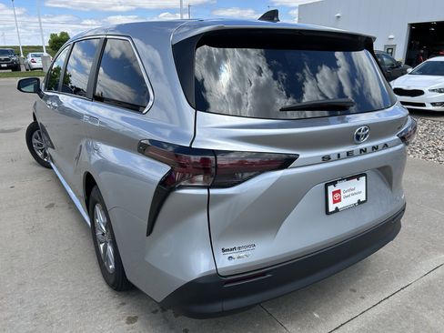 Certified 2025 Toyota Sienna LE FWD image 4