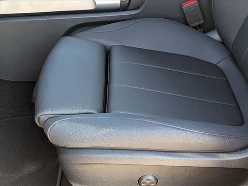 New 2025 Mercedes-Benz GLB 250 image 4