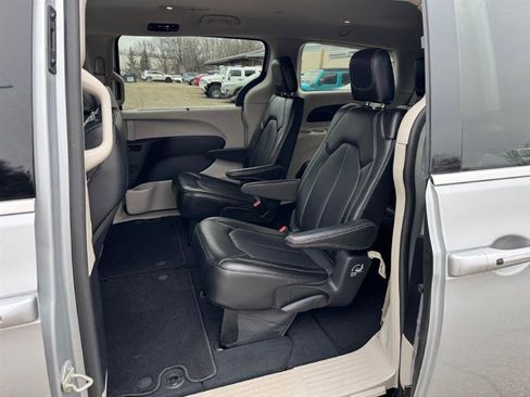 Used 2024 Chrysler Pacifica Touring-L image 11