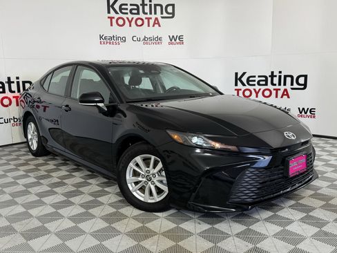 Used 2025 Toyota Camry LE image 3