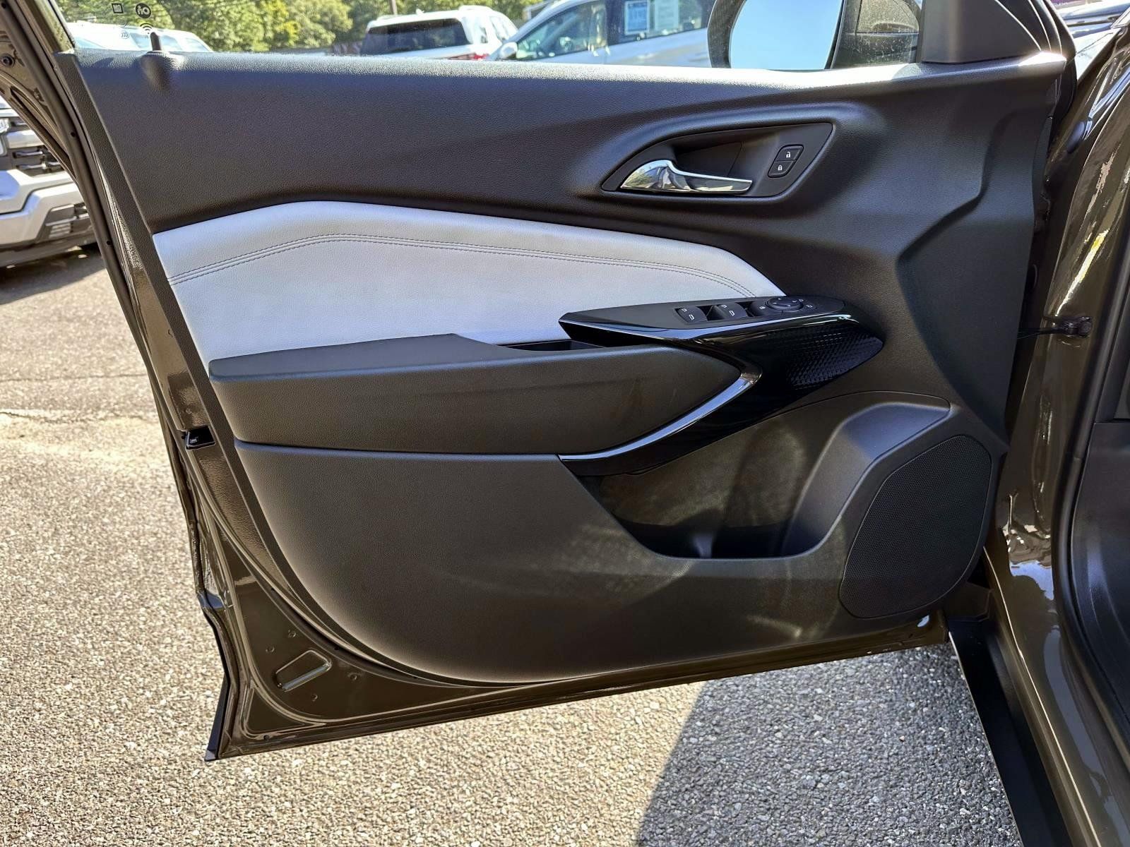 Used 2024 Chevrolet Trax LT FWD image 8