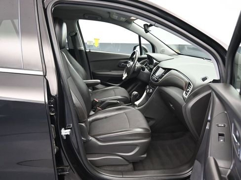 Used 2020 Chevrolet Trax LT w/ LT Convenience Package image 39