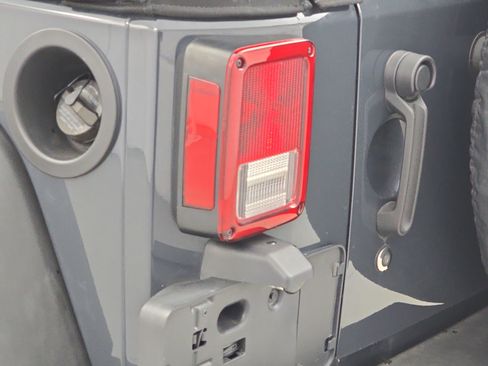 Used 2017 Jeep Wrangler Rubicon w/ Power Convenience Group image 31