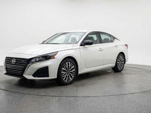 Used 2025 Nissan Altima 2.5 SV FWD image 3