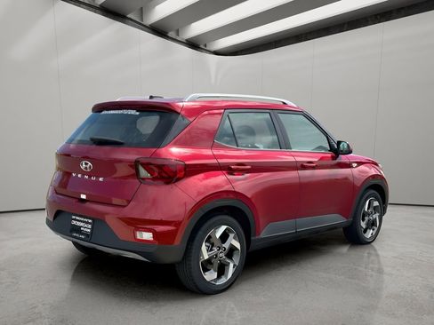 Used 2024 Hyundai Venue Limited image 4