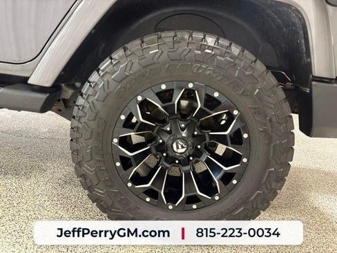 Used 2017 Jeep Wrangler Unlimited Sahara AWD/4WD image 31