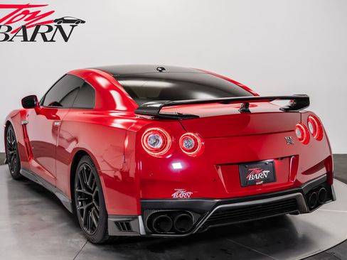 Used 2018 Nissan GT-R Premium image 12