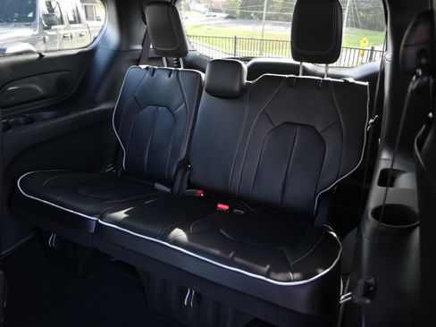 Used 2024 Chrysler Pacifica Limited w/ S Appearance Package FWD image 12
