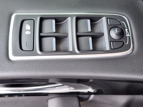 Used 2019 Jaguar F-PACE Premium image 12