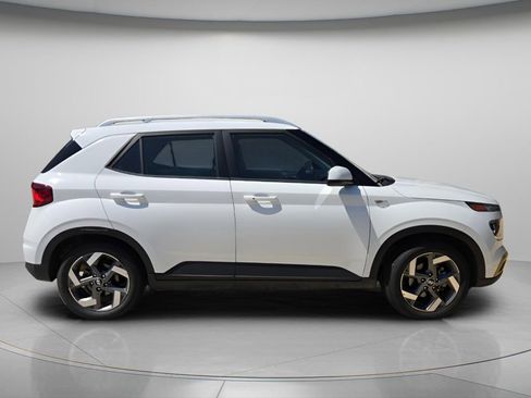 Used 2025 Hyundai Venue SEL FWD image 7