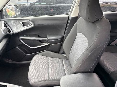 Used 2025 Kia Soul LX w/ LX Technology Package FWD image 14