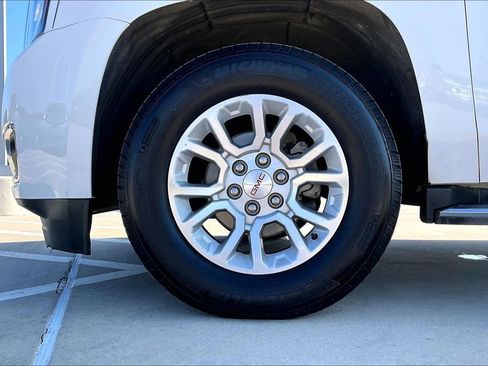 Used 2017 GMC Yukon SLT image 11