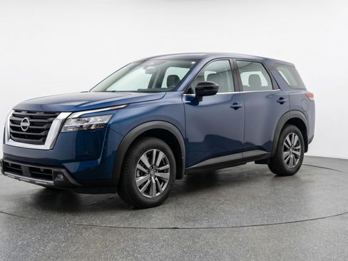 Used 2025 Nissan Pathfinder SV image 3