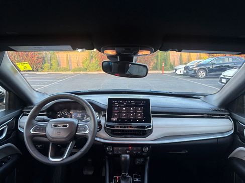 Used 2025 Jeep Compass Limited image 34