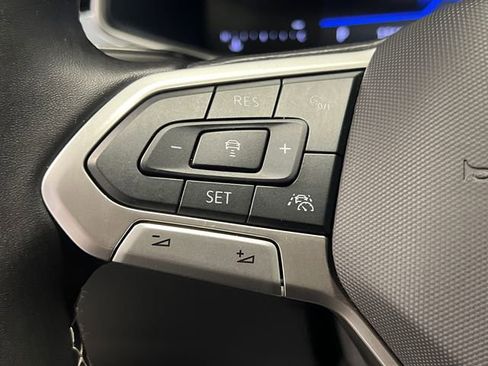 Certified 2025 Volkswagen Taos SE image 20