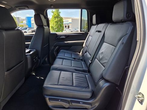 Used 2025 Chevrolet Suburban LT RWD image 10