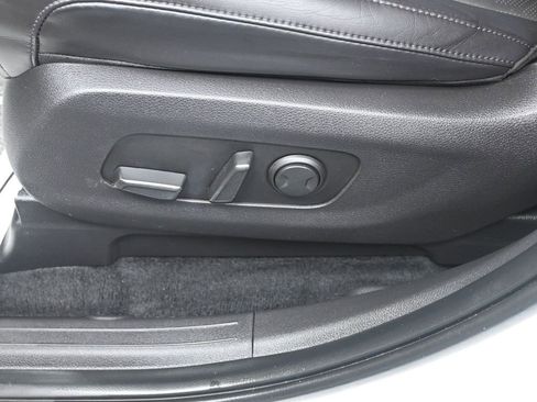 Used 2024 Kia Carnival EX image 12