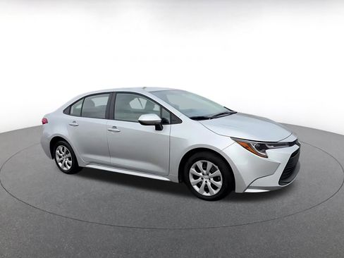 Used 2025 Toyota Corolla LE image 2