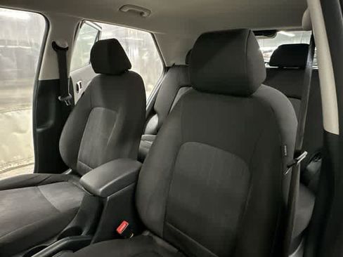 Used 2023 Hyundai Venue SE FWD image 13