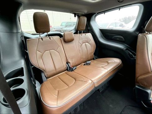 Used 2018 Chrysler Pacifica Limited w/ Tire & Wheel Group FWD image 25