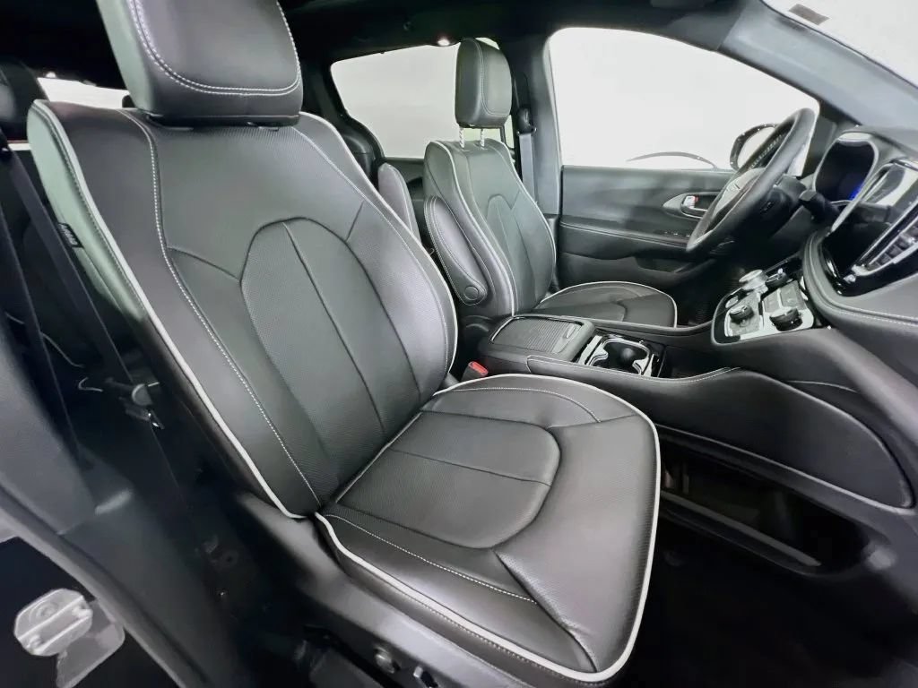 New 2027 Chrysler Pacifica Limited FWD image 31