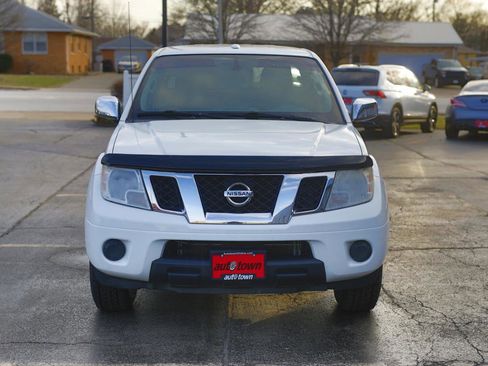 Used 2016 Nissan Frontier SV image 2